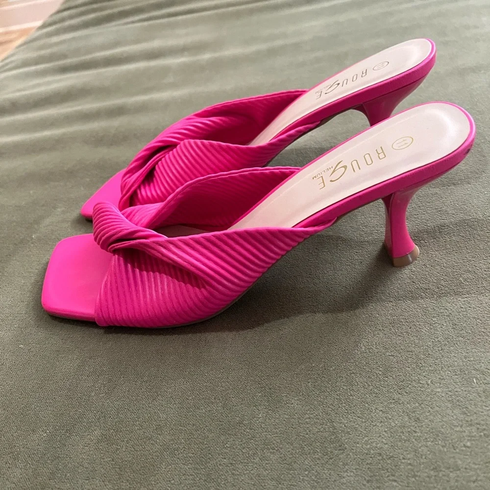 Bright hot pink sandals w knot over the toe. Very cute and comfy mules. - Picture 5 of 5